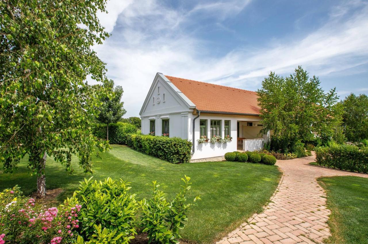 Páskom Cottage Lajoskomárom Exterior foto